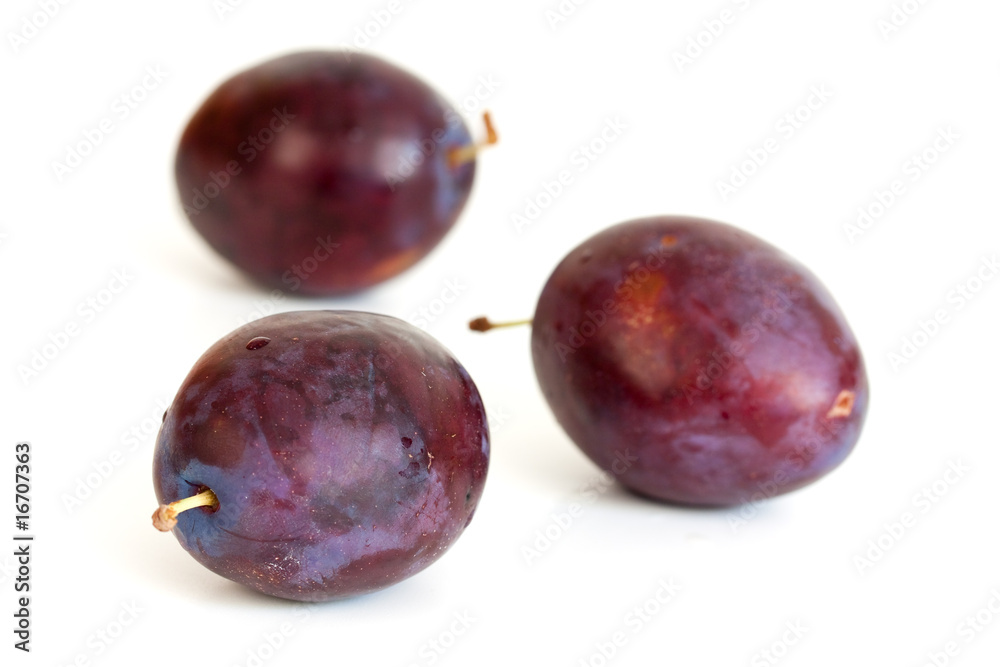 Fototapeta premium Pflaumen auf Weiss
