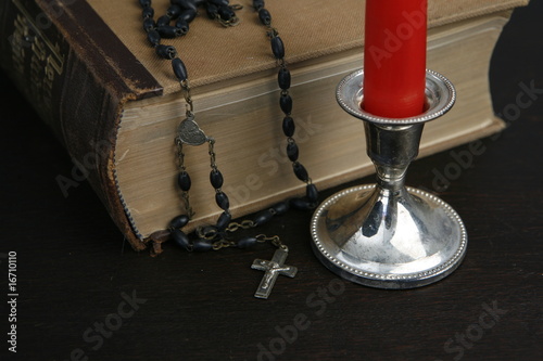 Kerze mit Bibel und Rosenkranz photo