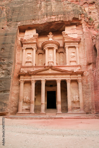 antike Ruinen eines Grabmals in Petra, Jordanien, Schatzhaus
