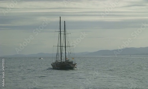 VELERO NAVEGANDO A MOTOR photo