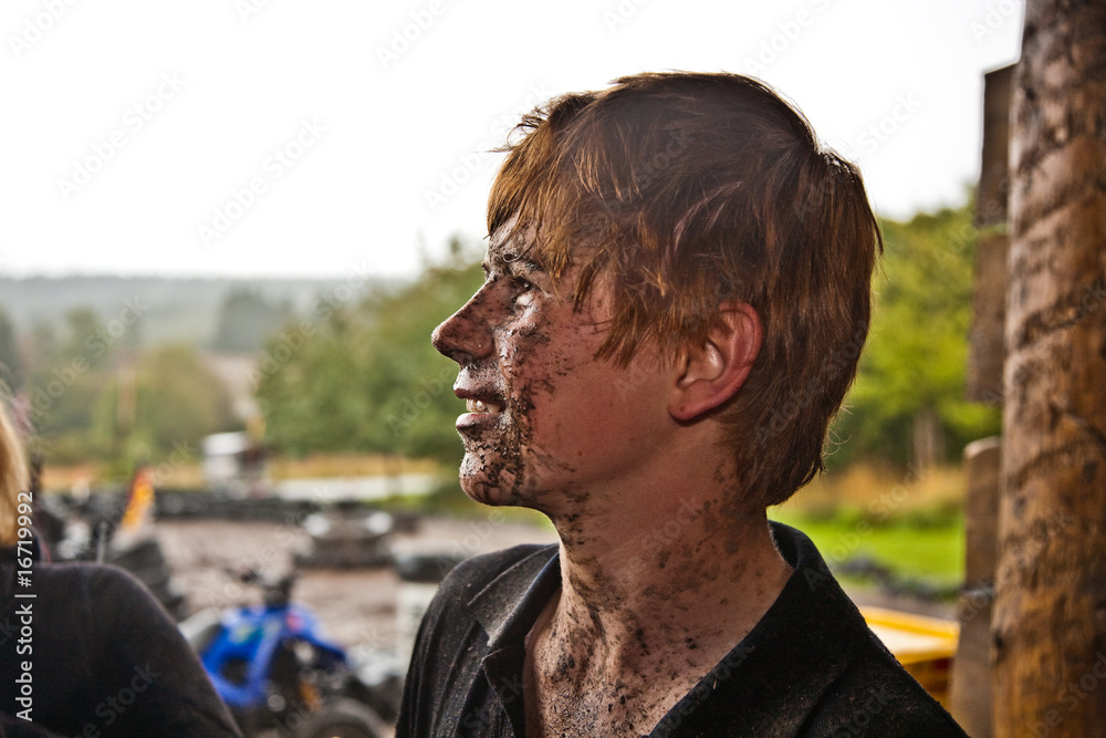 Jugendlicher ist begeistert vom Quad Fahren im Regen Jugendlicher ist begeistert vom Quad Fahren im Regen