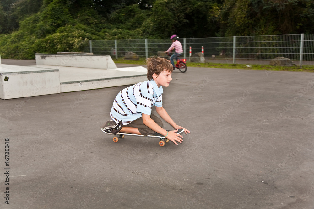 Kinder fahren Skateboard im Skate Park und üben Tricks Stock Photo | Adobe  Stock