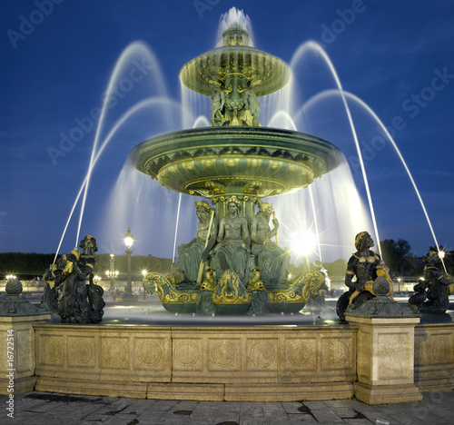Paris: Fountain at the Place de la Concorde at night