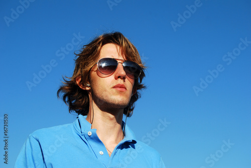 Portrait de Jeune-Homme en bleu avec lunettes de soleil