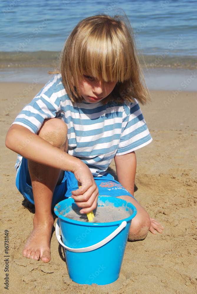 Plage - L'Enfant t-shirt marin jouant au sable Plage - L'Enfant t-shirt marin jouant au sable