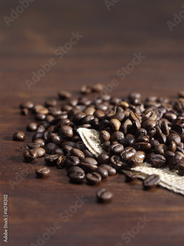 Fototapeta Naklejka Na Ścianę i Meble -  chicchi di caffè con sacco di juta