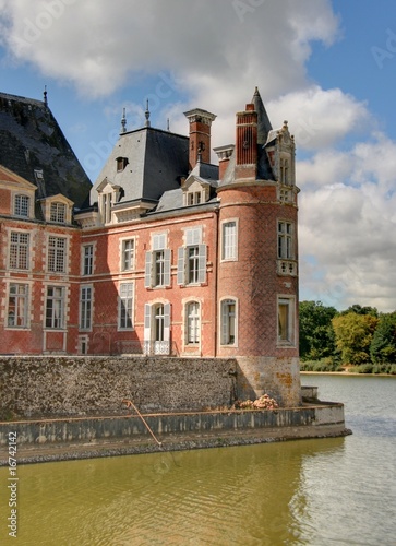 chateau au milieu de l'eau