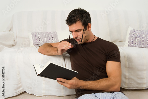 Leggere libri in relax photo