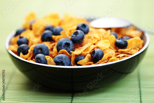corn flakes with blueberry fruits