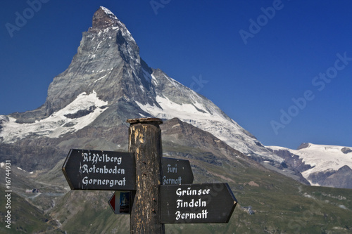 Wegweiser und Matterhorn in der Schweiz photo