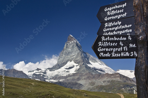 Wegweiser und Matterhorn in der Schweiz