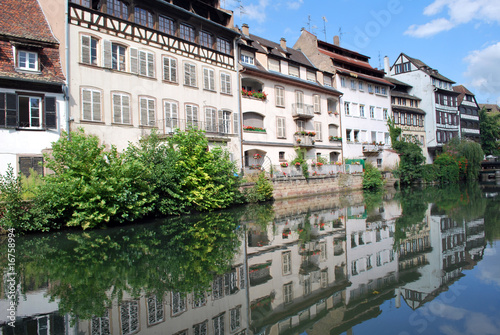 Les reflets de la Petite France à Strasbourg © Yvann K