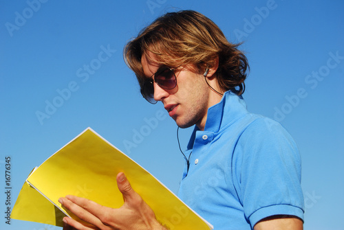 Etudiant en bleu lisant photo