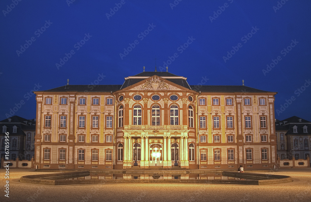 Fototapeta premium Abendaufnahme des Schlosses von Bruchsal