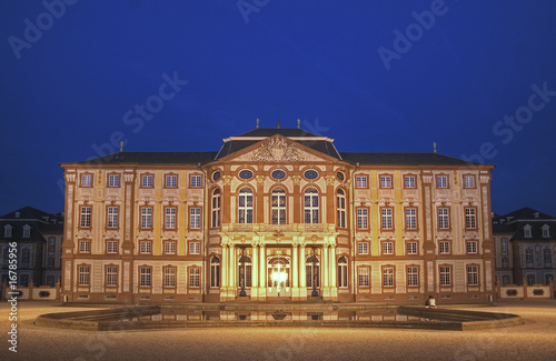 Abendaufnahme des Schlosses von Bruchsal