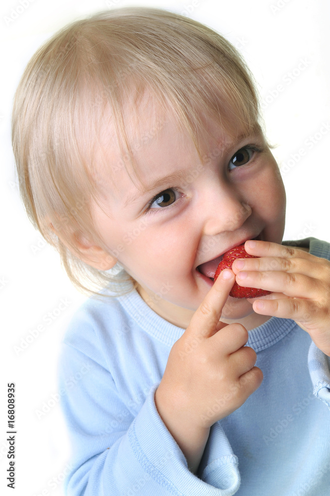 girll eat strawberry