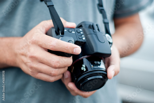 Fotografo con una cámara