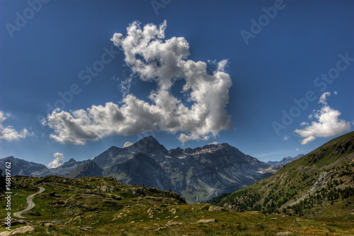 Panorama valle di montagna con cielo e nuvole