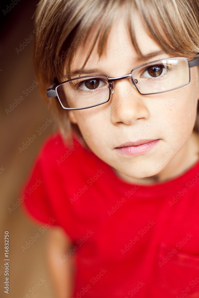 portrait enfant garçon lunette sérieux intellectuel écoute regar