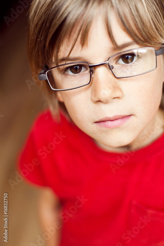 фотографія portrait enfant garçon lunette sérieux intellectuel écoute regar