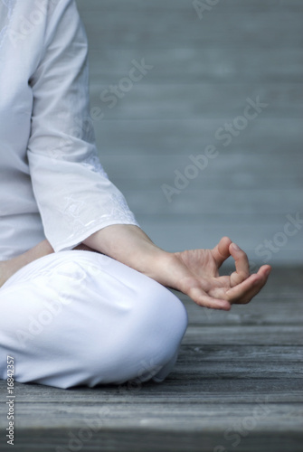 Frau macht Yoga auf Terasse. Detailaufnahme