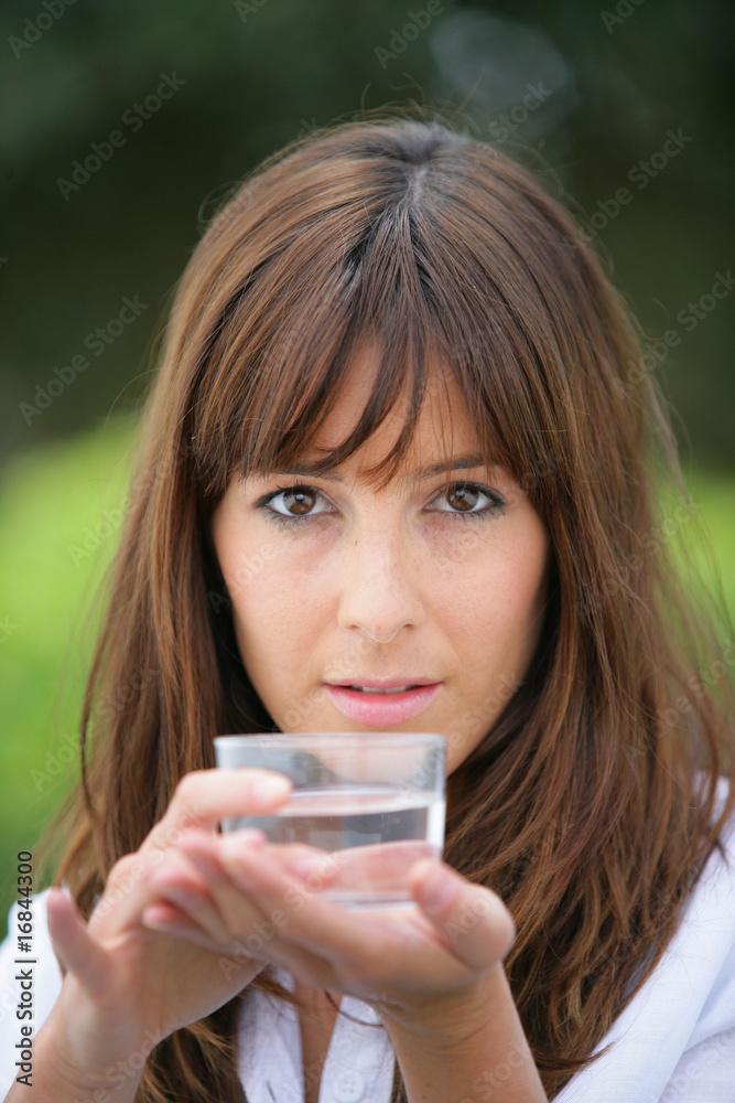 Portrait d'une femme avec un verre d'eau à la main Portrait d'une femme avec un verre d'eau à la main