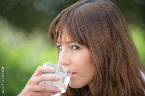 Portrait d'une femme buvant un verre d'eau
