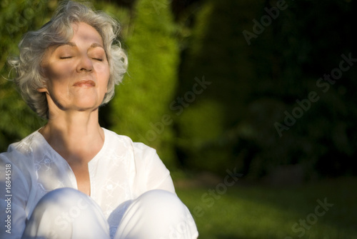 junggebliebene Frau genießt die abendliche Sonne