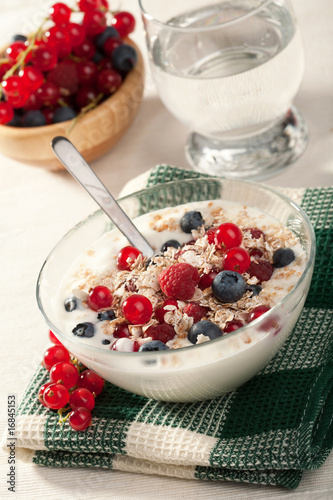 yoghurt with cereal and wild berries