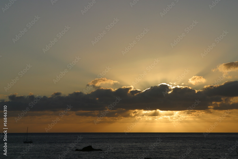 Sonnenuntergang hinter Wolken