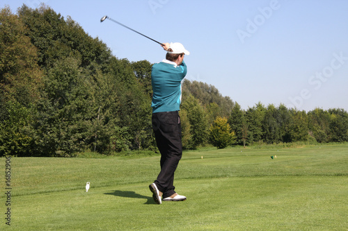 GOLF - Golfspieler beim Abschlag