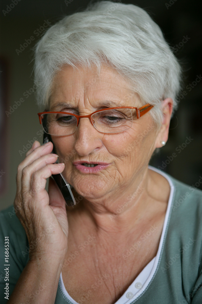 Portrait d'une femme senior téléphonant avec téléphone portable Portrait d'une femme senior téléphonant avec téléphone portable