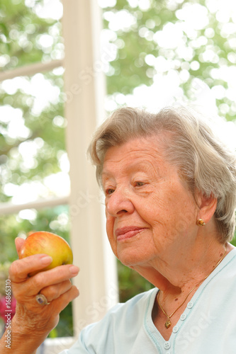 Seniorin isst Apfel I