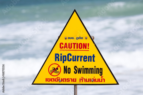 Warnschild mit Hinweis am Strand
