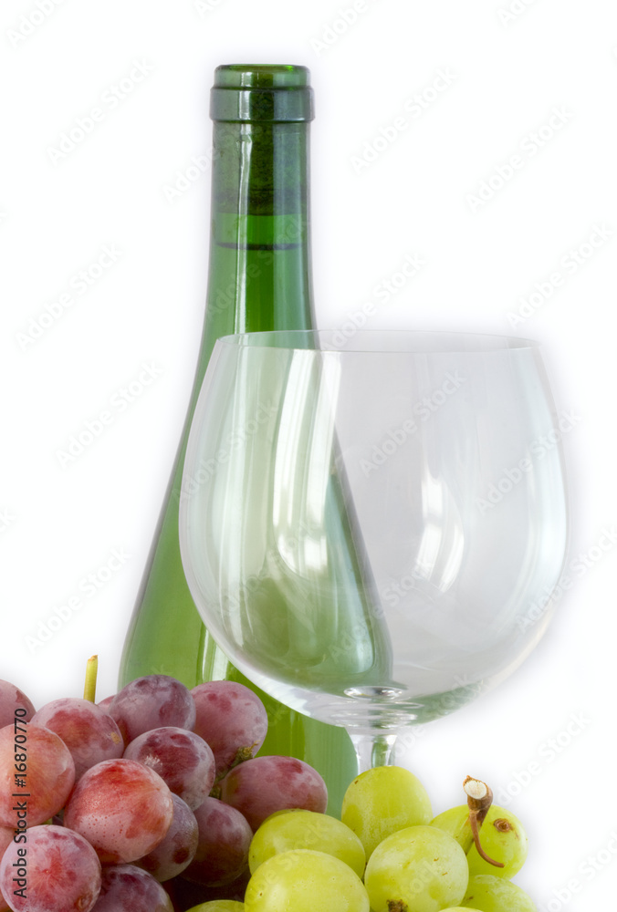 botella y copa de vino aislado en fondo blanco