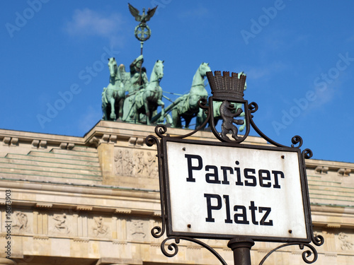 Schild Pariser Platz am Brandenburger Tor