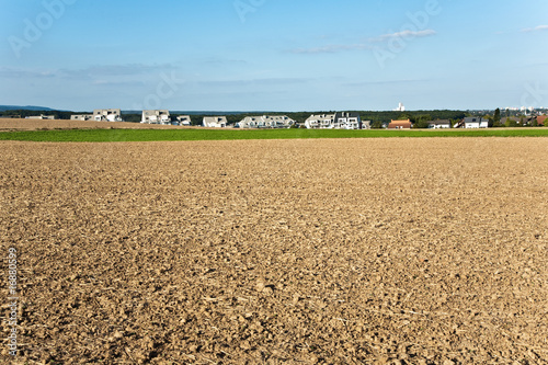 Landschaft mit Feldern und Siedlungen am Horizont photo