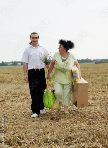 Einvernehmen - sie schleppt + er strahlt photo