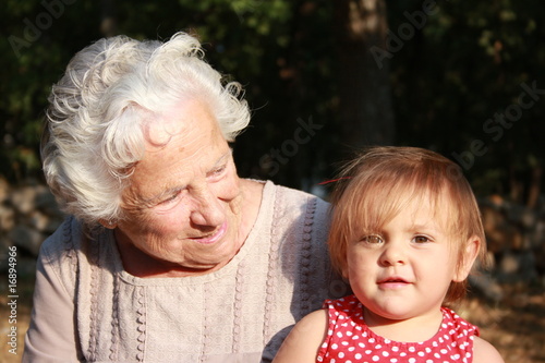 grand-mère et sa petite fille