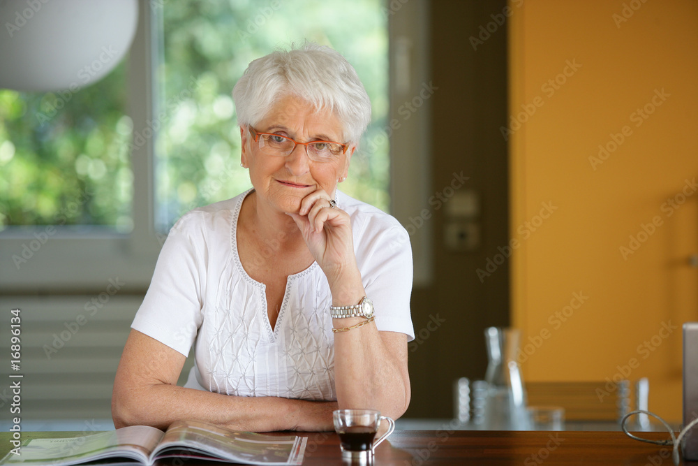 femme senior avec un magazine et une tasse de café