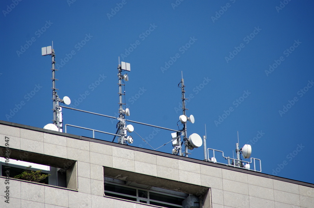 Antennes relais sur le toit d'un immeuble Antennes relais sur le toit d'un immeuble