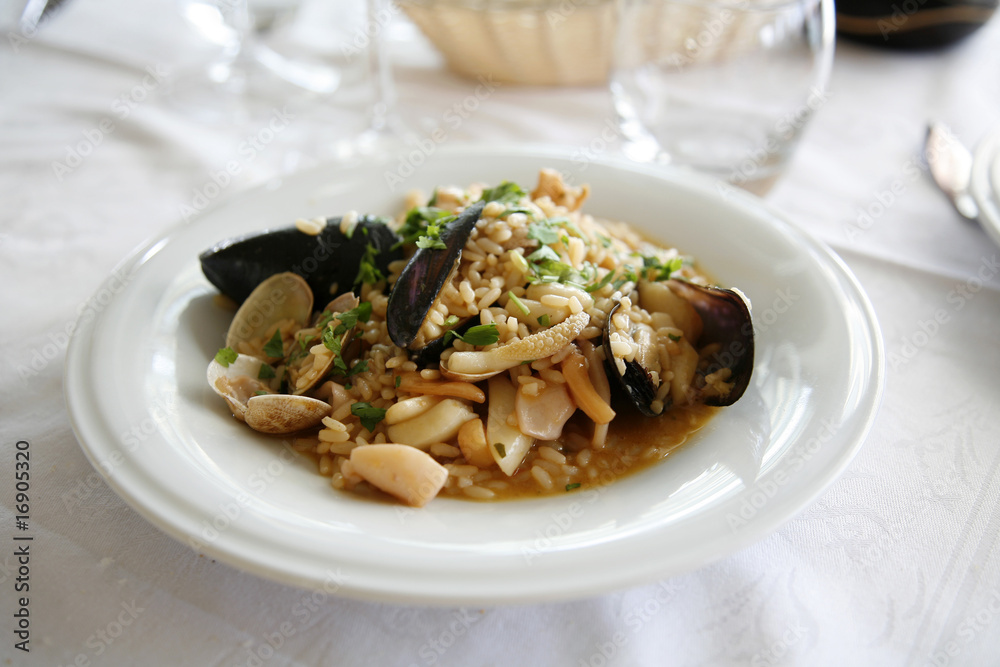 piatto di risotto ai frutti di mare