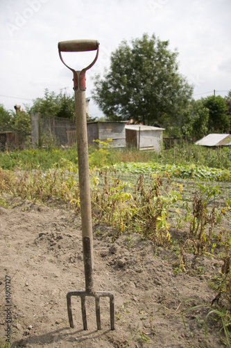Fourche-bêche plantée dans un champ