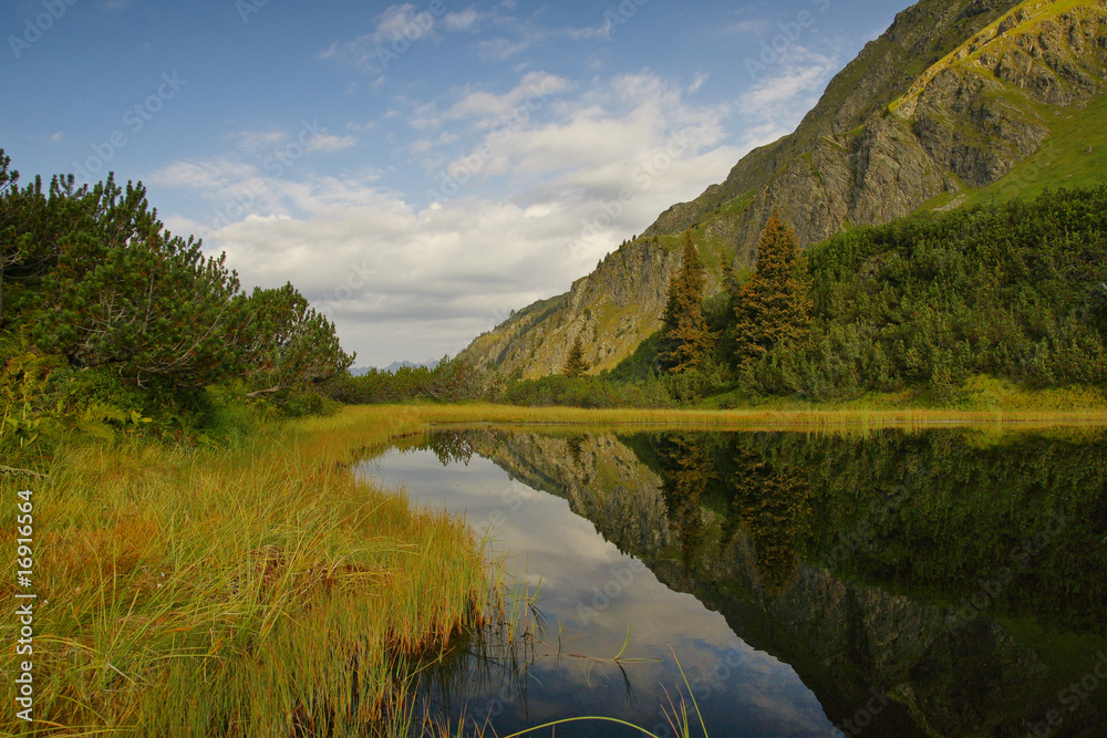 Fototapeta premium Bergsee mit Spiegelung