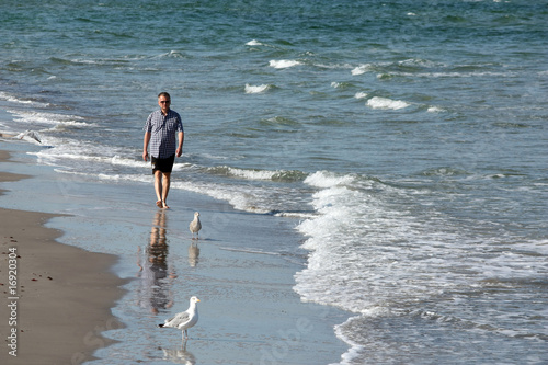 Spaziergänger am Strand Möwen Ostsee photo