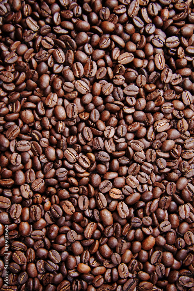 Draufsicht auf eine Menge an hell beleuchtetem glänzendem Kaffee, geröstete Kaffeebohnen Hintergrundmuster hochkannt Draufsicht auf eine Menge an hell beleuchtetem glänzendem Kaffee, geröstete Kaffeebohnen Hintergrundmuster hochkannt
