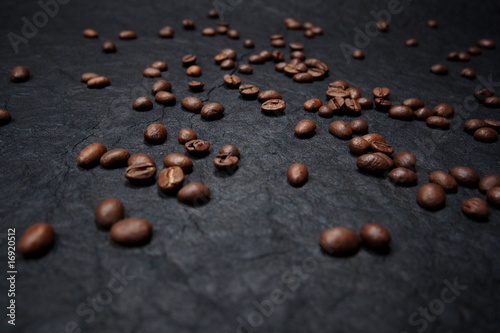 Kaffeebohnen auf schwarzen Untergrund