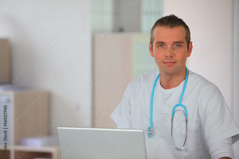 homme avec un stéthoscope devant un ordinateur portable homme avec un stéthoscope devant un ordinateur portable