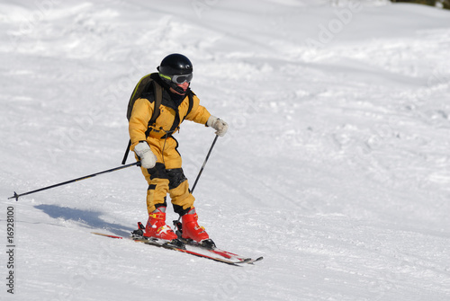skier en jaune