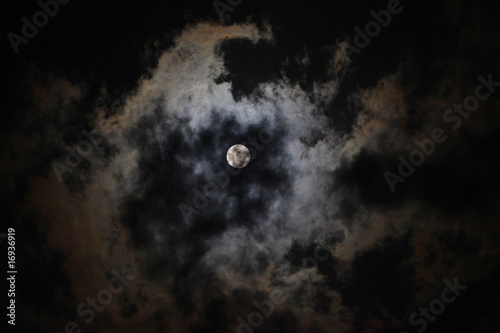 Il cielo la luna e le nuvole (2) photo